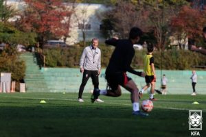 Báo Đức tiết lộ lý do HLV Klinsmann từ chối sống ở Hàn Quốc_694138e219b66.jpeg