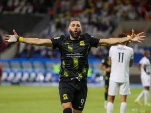 Benzema liên tục lập công trong màu áo mới_69413e038aa6b.png