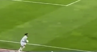 Cầu thủ gây sốt với pha santo ném biên_6941404480c22.gif