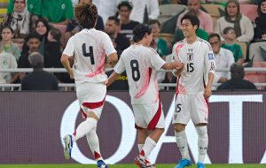 Đá như đi dạo, Nhật Bản bỏ túi 3 điểm dễ dàng trước Saudi Arabia_69413566b114e.jpeg