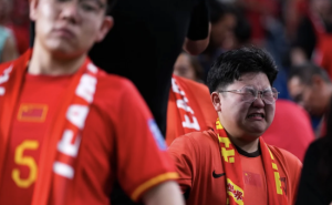 “Fan cứng” Trung Quốc qua đời sau thảm bại 0-7 trước Nhật Bản_694135f318168.png