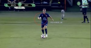 Hậu vệ Malaysia đá bóng với chai nước trên tay_69413fc502e61.jpeg