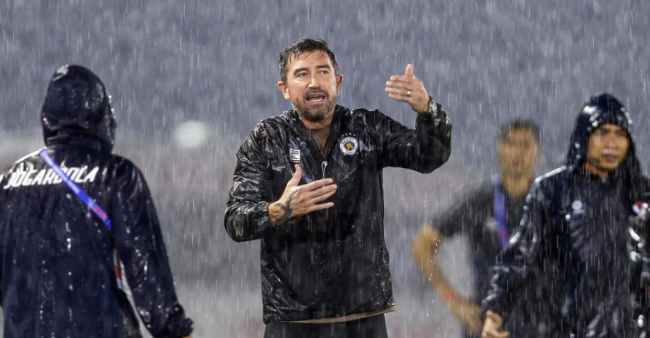 HLV Harry Kewell: “Tôi chưa từng thấy mặt sân nào như thế này”_6941209a76427.jpeg