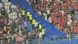 Hỗn chiến ở Thai League, chủ tịch bị CĐV đối thủ ném đồ_694130c403931.jpeg