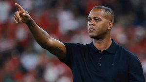 Kluivert: “Thật điên rồ nếu tôi tiết lộ chiến thuật đấu với Iraq”_6941230ec961a.jpeg