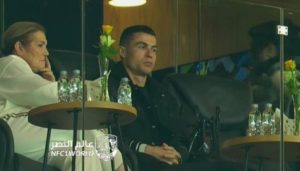 Ronaldo buồn bã nhìn Al Nassr chịu thất bại đầu tiên tại AFC Champions League_694133f0c2cce.jpeg