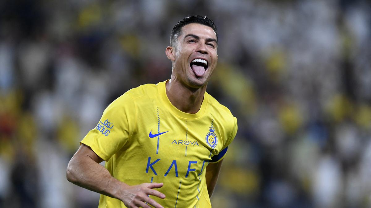 Ronaldo lập công, tiến gần cột mốc 1000 bàn thắng_6941323b89501.jpeg