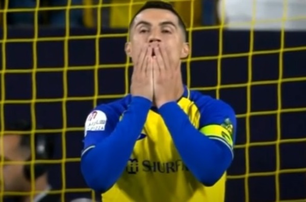 Ronaldo phải thi đấu trên mặt sân xấu_69413f9141001.jpeg