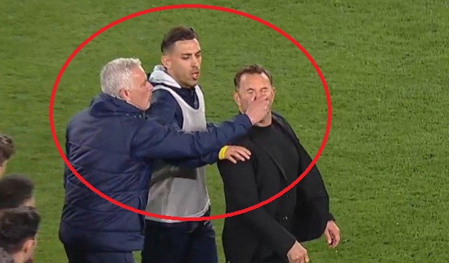 SỐC! Thua trận, Mourinho bóp mũi HLV đối thủ_69412f1c79eff.jpeg