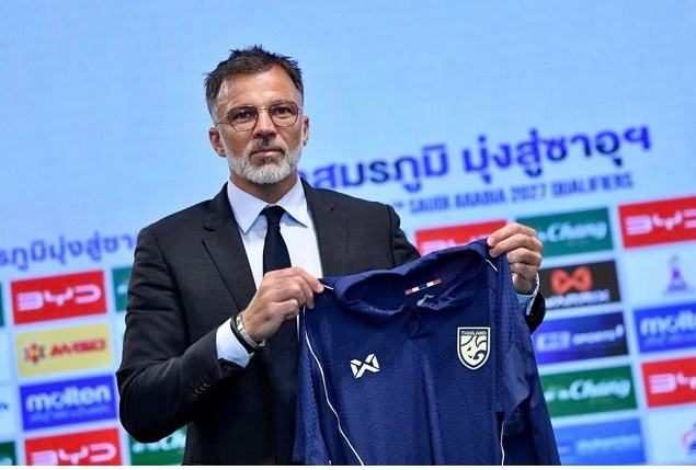 Tân HLV Thái Lan phản hồi làn sóng tranh cãi của người hâm mộ_69411e4e7002f.jpeg