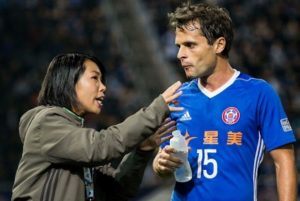 Á quân Nhật Bản dính 2 thẻ đỏ khi đá với đội của nữ HLV_695be7fd34473.jpeg