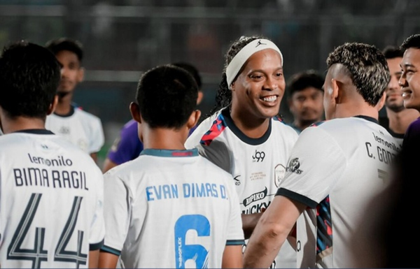 Cầu thủ Indonesia được yêu cầu không phạm lỗi với Ronaldinho_695be236e821a.png