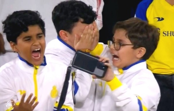 CĐV bật khóc trong ngày Ronaldo lập siêu phẩm_695bdc2559de2.jpeg