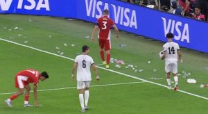 CĐV Indonesia nổi giận, trút “cơn mưa” vật thể lạ xuống sân_695bb12965fab.jpeg