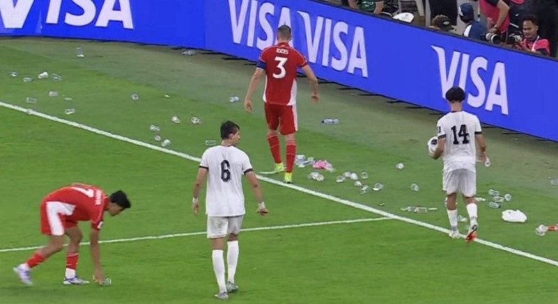 CĐV Indonesia nổi giận, trút “cơn mưa” vật thể lạ xuống sân_695bb12965fab.jpeg