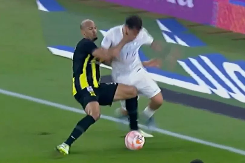 Fabinho bị đuổi khỏi sân vì đụng đến đồng đội của CR7_695bd62e9d441.png