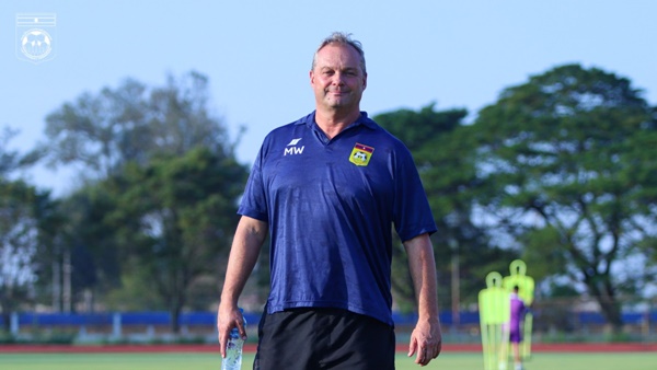 HLV Lào lo đá sân nhà mà như… sân khách trước tuyển Việt Nam_695be02a2993b.jpeg