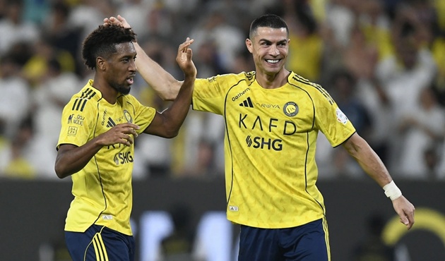 Ronaldo chạm mốc 800 bàn, bỏ xa Messi phía sau_695baf7789b60.jpeg