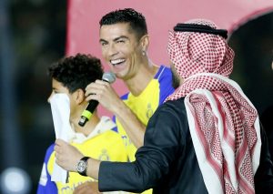 Ronaldo nhầm tai hại, gọi Saudi Arabia là… Nam Phi ở ra mắt Al-Nassr_695bdfd0412ad.jpeg