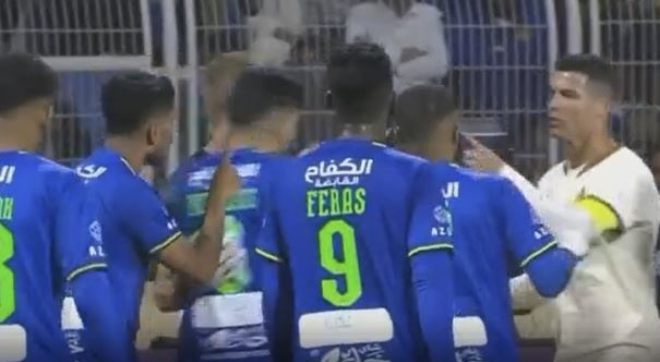 Ronaldo nổi nóng, chỉ mặt hàng loạt cầu thủ Al Fateh_695bde9e5e372.png