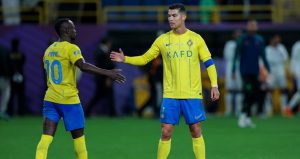 Ronaldo phản ứng gắt với trọng tài vì thẻ đỏ của Mane_695bb99962932.jpeg