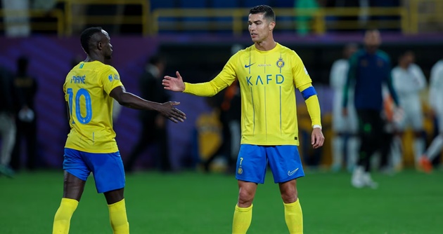 Ronaldo phản ứng gắt với trọng tài vì thẻ đỏ của Mane_695bb99962932.jpeg