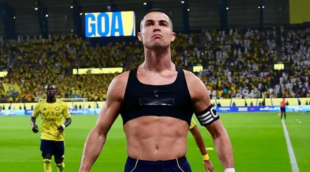 Ronaldo sút hỏng phạt đền rồi ghi bàn tuyệt đẹp giúp Al Nassr hủy diệt Al Fateh_695bafba3ad2d.jpeg