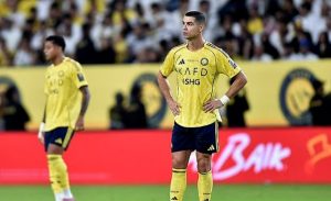 Ronaldo tự khích lệ, đá phạt trúng rào, Al-Nassr bị loại khỏi Cúp Nhà vua_695badf24c79e.jpeg