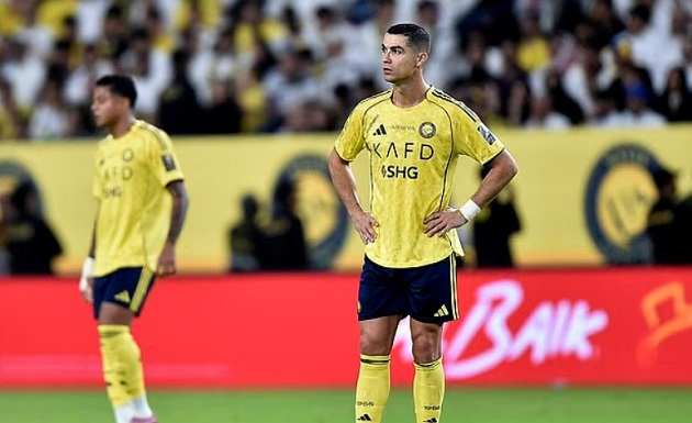 Ronaldo tự khích lệ, đá phạt trúng rào, Al-Nassr bị loại khỏi Cúp Nhà vua_695badf24c79e.jpeg