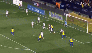 Tranh cãi quanh đường kiến tạo bằng gót của Ronaldo_695bddb196395.gif