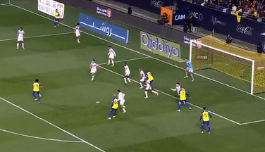 Tranh cãi quanh đường kiến tạo bằng gót của Ronaldo_695bddb196395.gif