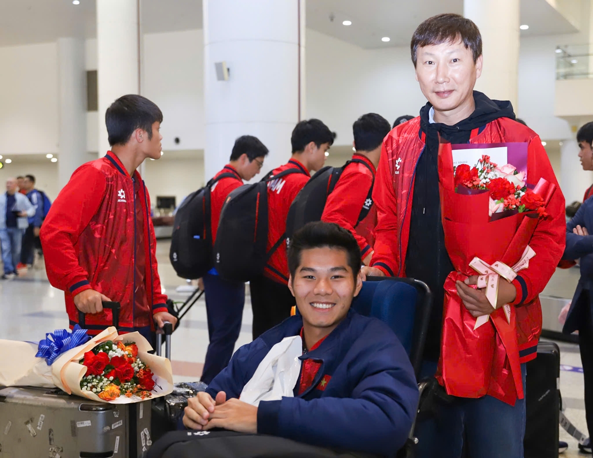 Xúc động hình ảnh HLV Kim Sang Sik đẩy xe lăn cho Hiểu Minh_698592ab8fdad.jpeg